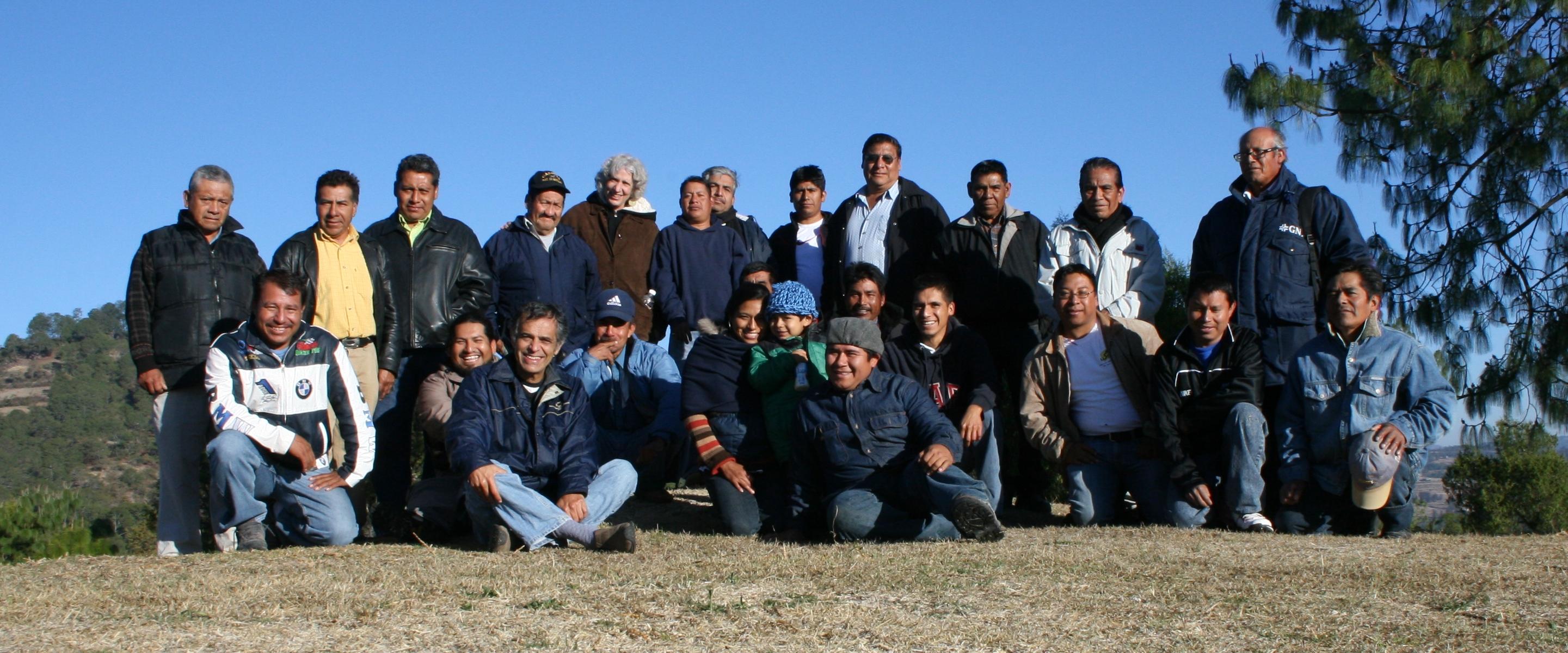 Participantes visitan la Zona Arqueológica de Huamelulpan